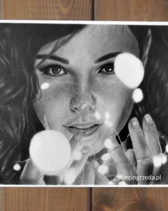 Portret dziewczyny trzymającej zapalone lampki choinkowe. Portret, w którym dużą rolę odgrywa światło padające od lampek na twarz dziewczyny. Rysunek wykonany ołówkiem na białym papierze. Rysunek ze zdjęcia.