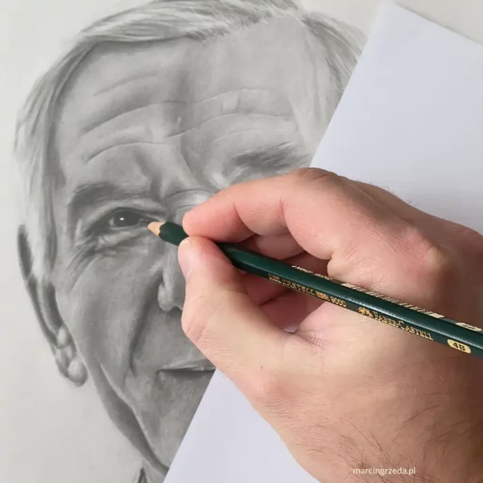 Zdjęcie przedstawia etapy doprecyzowania szczegółów podczas rysowania realistycznego portretu na zamówienie ze zdjęcia.