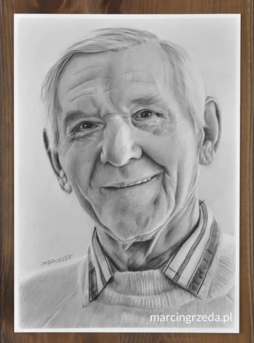 Portret ołówkiem ze zdjęcia przedstawia postać starszego mężczyzny. Jest on w swetrze i koszuli i uśmiecha się. Portret na zamówienie jako przykład portretu na prezent na dzień Dziadka i Banci.