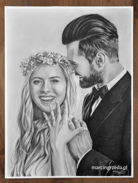 Portret wykonany ołówkiem ze zdjęcia na zamówienie. Portret przedstawia parę tuż po ślubie. Kobieta na portrecie jest szczęśliwa i uśmiechnięta i prezentuje dłoń, na której jest świeżo nałożona obrączka. Jest to portret na zamówienie jako prezent ślubny.