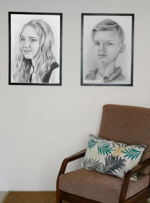 Zdjęcie przedstawia dwa portrety wykonane ołówkiem na podstawie zdjęcia, które wiszą na ścianie nad fotelem. Portrety przedstawiają dzieci dziewczynkę i chłopca w wieku szkolnym.