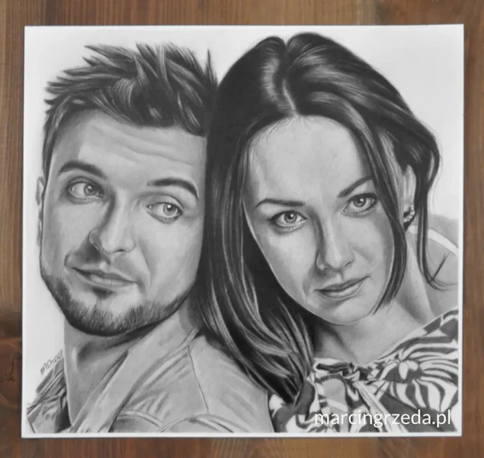 Portret ołówkiem ze zdjęcia na zamówienie. Portret przedstawia parę, kobietę i mężczyznę opartych o siebie plecami. Portret taki może być prezentem na Walentynki lub na rocznicę.