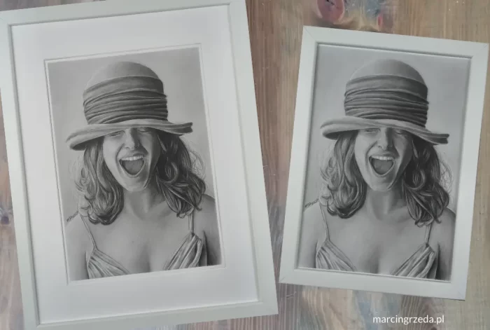 Zdjęcie przedstawia rysunek ołówkiem kobiety w kapeluszu w białej ramce z passe-partout oraz w takiej samej ramce ale bez passe-partout. Porównanie jak wygląda rysunek w dwóch wersjach.