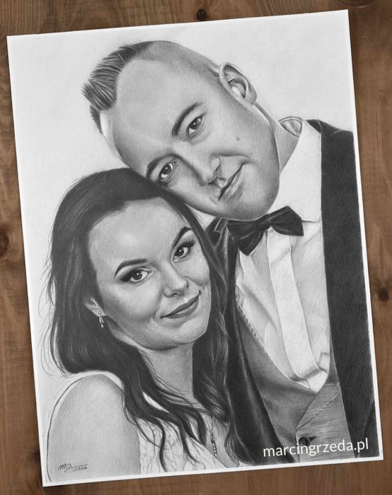 Portret ołówkiem przedstawia parę ślubną. Jest to portret wykonany na zamówienie ze zdjęcia. Narysowany jest ołówkiem w stylu realistycznym z zachowaniem podobieństwa. Format 30x40. Wysokiej jakości bezkwasowy papier tak aby portret przetrwał całe lata nienaruszony.