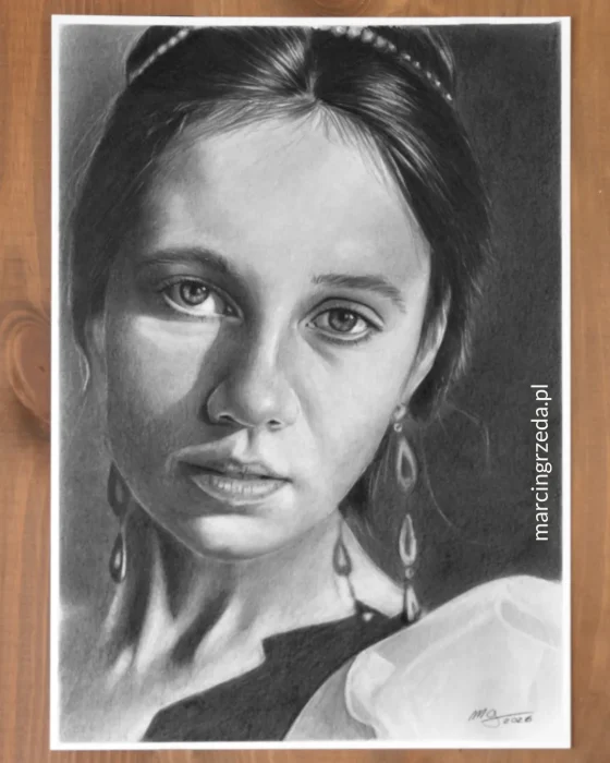 Portret wykonany ołówkiem jako pamiątka lub prezent. Rysunek przedstawia dziewczynę z kolczykami i z koralami we włosach. Portret jest w stylu retro.