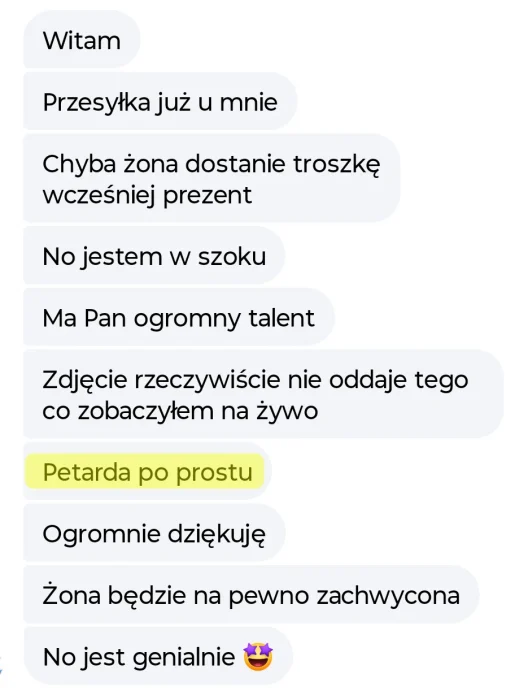 Opinia mojego klienta na temat wykonanego przeze mnie portretu Przesyłka już u mnie. Żona chyba dostanie troszkę wcześniej prezent. No jestem w szoku. Ma Pan ogromny talent. Zdjęcie rzeczywiście nie oddaje tego co zobaczyłem na żywo. Petarda po prostu. Ogromnie dziękuję. Żona na pewno będzie zachwycona. No jest genialnie.