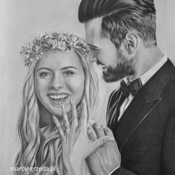Portret pary młodej wykonany ołówkiem ze zdjęcia. Portret przedstawia kobietę w sukni ślubnej i z wiankiem na głowie prezentującą obrączkę na ręce. Oraz mężczyznę trzymająca kobietę za ramię i patrzący na nią z lekkim uśmiechem. Jest to realistyczny portret ślubny wykonany ołówkiem.