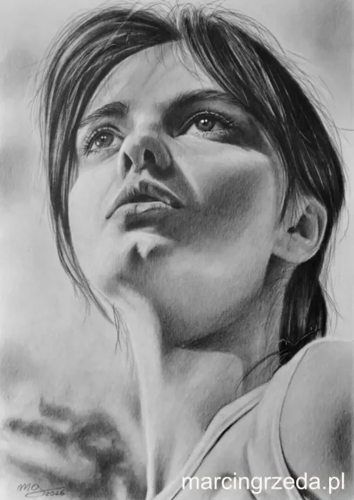 Portret ołówkiem wykonany na formacie A4 ze zdjęcia. Przedstawia piękną dziewczynę patrzącą lekko w górę i ubraną w tshirt.