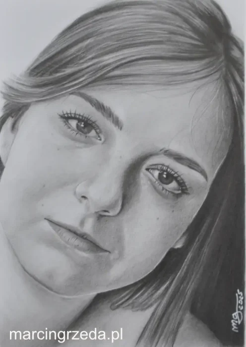 Portret ciemnej blondynki wykonany ołówkiem ze zdjęcia. Jest to przykład odpowiedniego kadrowania portretu A5.