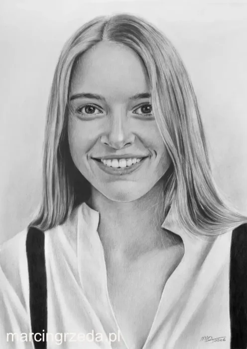 Portret jednej osoby wykonany ołówkiem ze zdjęcia. Przedstawia piękną dziewczynę uśmiechniętą. Kobieta ubrana jest w białą koszulę z czarnymi szelkami.